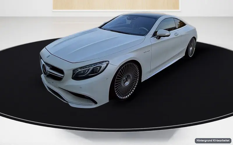 Mercedes-Benz S 63 Coupé: Handyfoto auf dem Parkplatz und dasselbe Auto als Showroom-Bild
